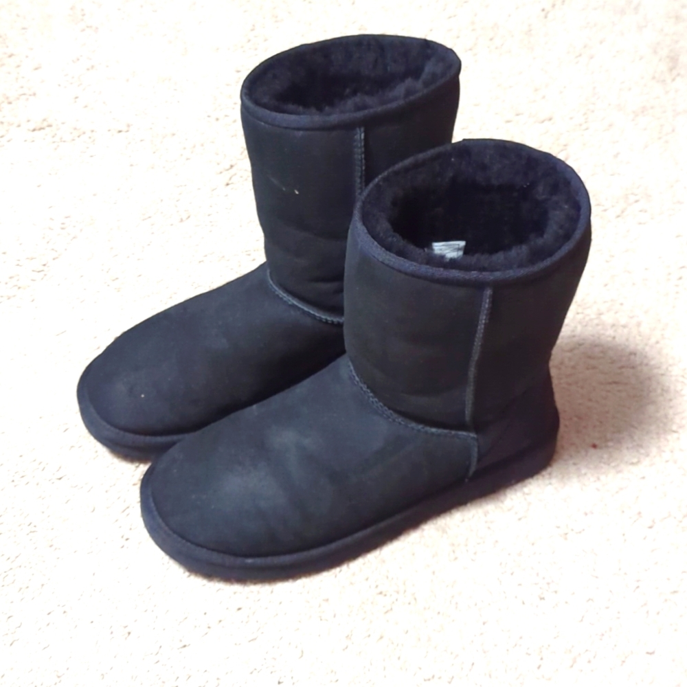 Ugg classic short women's size 10 like new